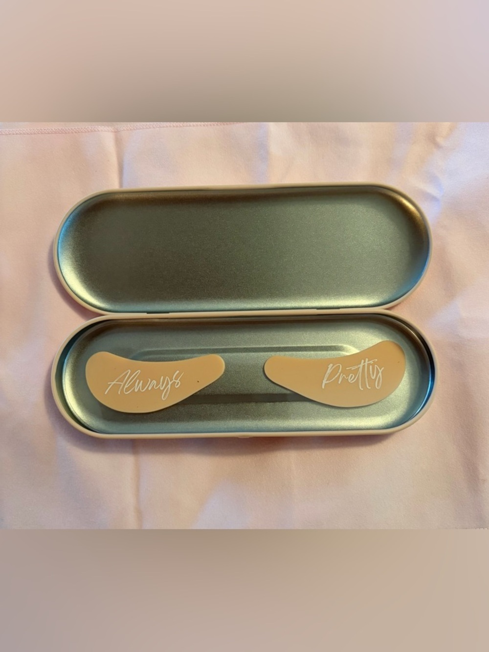 Evertone NWT Women’s Beige Eye Mask Set in Metal Case